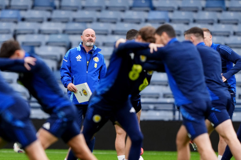 Clarke tak terpengaruh oleh penampilan Katy Perry, namun berharap penampilan gemilang dari Skotlandia di babak kualifikasi