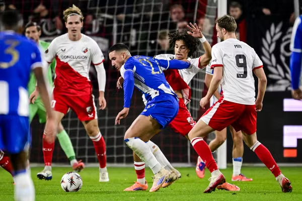FC Utrecht yang bermain dengan 10 pemain menahan imbang Porto untuk meraih poin Eropa pertama sejak 2010